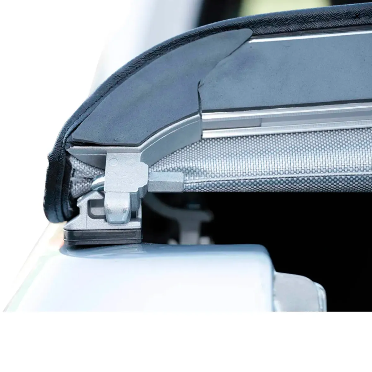 capota_maritima_flash_force_hilux_cabine_simples_2016_a_2023_com_grade_de_vidro_17965_3_2cdc28418f695c77326398b4408fd1c8